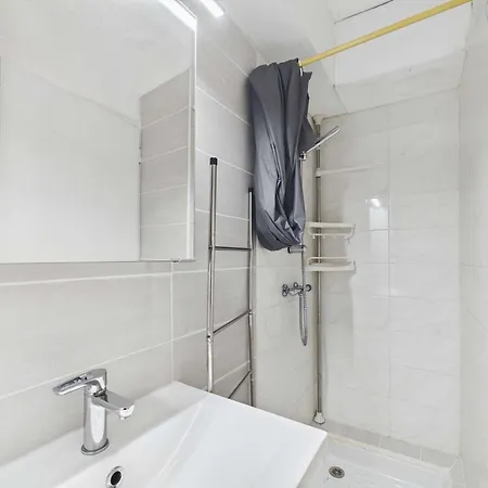 Rdc, Proche Et Commerces, Terrasse, Wifi Gratuit, Park 1 Voiture, 4 Couchages - Fr-1-423-230 *